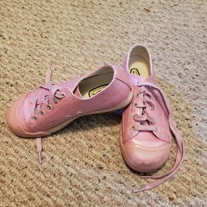 Keen pink tennis shoes